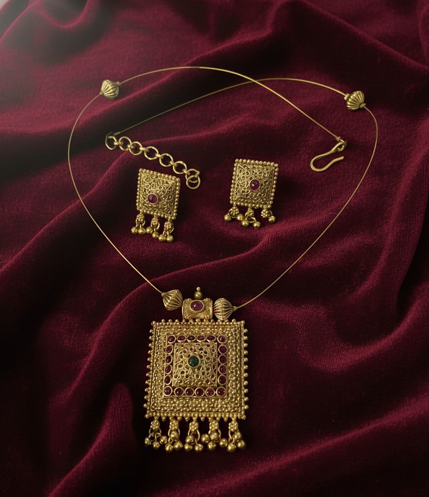 Mumthas invisible necklace